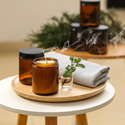 bougies sur une table avec de la fumée qui en sort