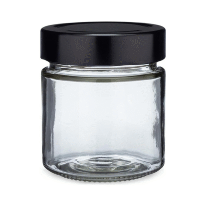 un pot en verre avec un couvercle noir sur fond blanc