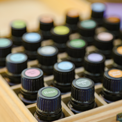 un assortiment d'huiles essentielles dans une boîte en bois