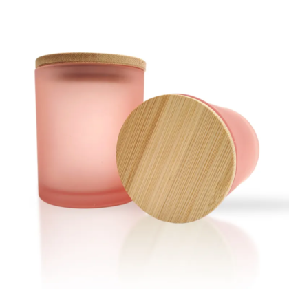 pot en verre rose avec couvercle en bois sur fond blanc