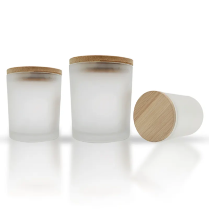trois pots en verre avec couvercles en bois sur une surface blanche