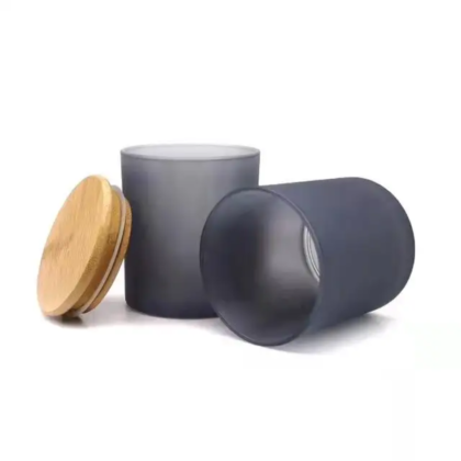 2 pots à côté d'un couvercle en bois avec fond blanc