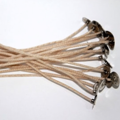 un tas de corde beige avec des boutons métalliques